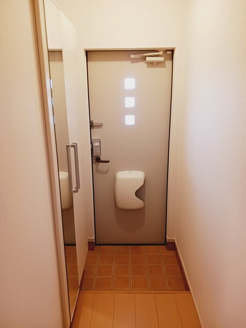 玄関ホール (玄関) 玄関ホール (玄関)